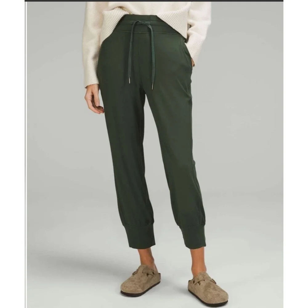 Lululemon‎ Women's Jogger Pants High Rise Cropped High Rise Size 6 W6BPVS